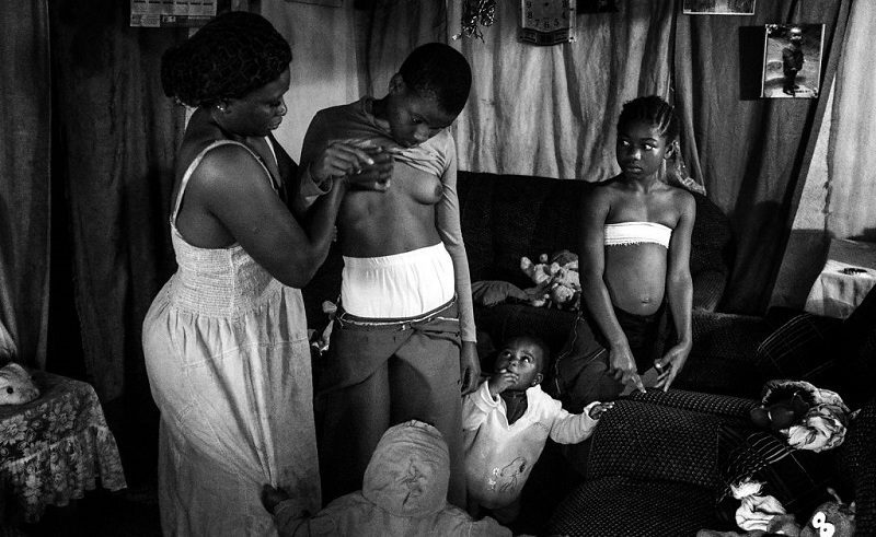 Egyptian Photojournalist Wins Prestigious Competition For Project on 'Breast Ironing' in Cameroon